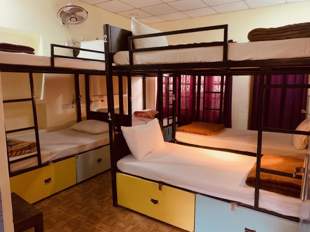 Vagabond Stay Hostelバラナシ エクステリア 写真